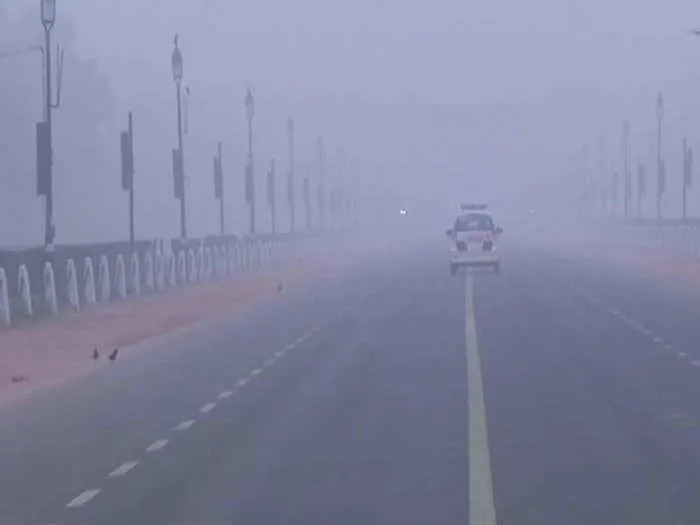 दिल्ली में न्यूनतम तापमान 13.5 डिग्री सेल्सियस रहा, हल्की बारिश की संभावना