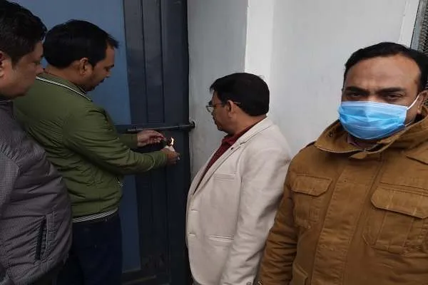 मुरादाबाद : 43.88 लाख टैक्स नहीं चुकाने पर पीतल कारोबारी की फैक्ट्री सील