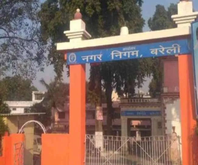 बरेली: पाइप लाइन बिछाने में गड़बड़ी की जीएम ने की जांच, सैंपल लिए