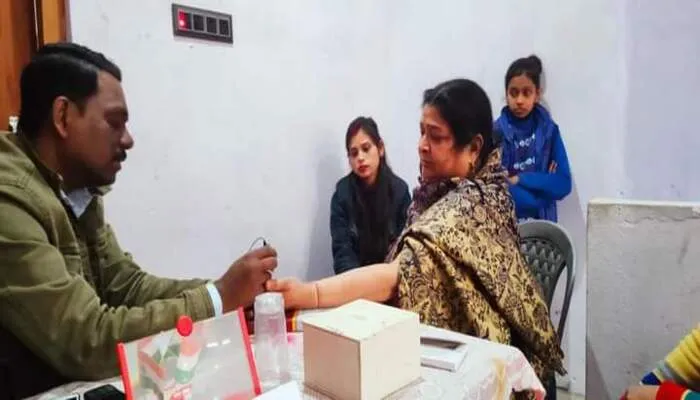 लखनऊ से आए डॉक्टर ने निःशुल्क चिकित्सा शिविर में किया इलाज