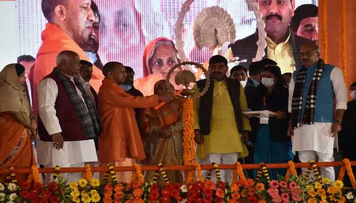 सरकार शिक्षितों को रोजगार उपलब्ध कराने के लिए वचनबद्ध: सीएम योगी