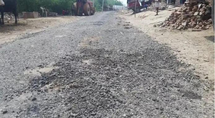 बरेली: बारिश में निर्माणाधीन सड़कों पर चलना हुआ खतरनाक