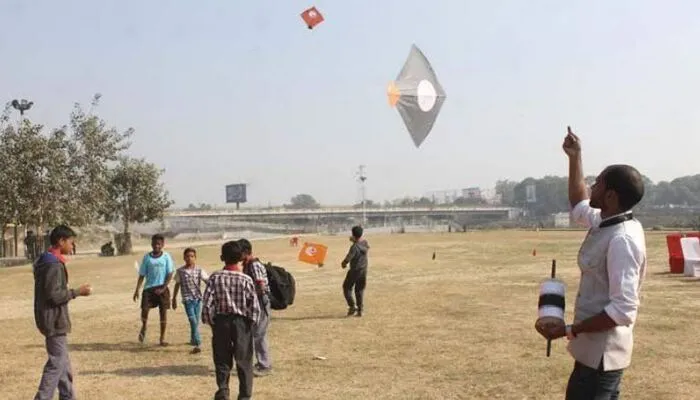 लखनऊ: मकर संक्रांति पर लोगों ने उठाया पतंगबाजी का लुत्फ