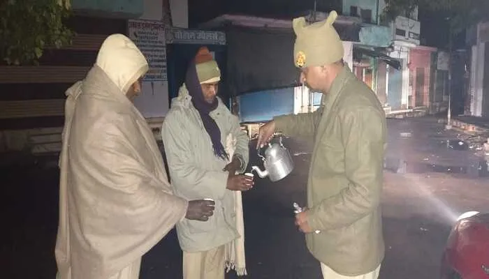 हरदोई: पिहानी कोतवाल ने रात में पिकेट ड्यूटी करने वाले पुलिसकर्मियों को पिलाई चाय