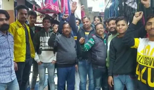 रामपुर : चोरी का खुलासा नहीं होने पर व्यापारियों ने किया प्रदर्शन