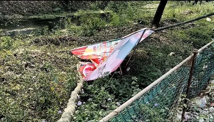 रायबरेली: विधायक की होर्डिंग फाड़कर नाले में फेंकी, सपाइयों में आक्रोश
