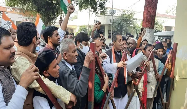 मुरादाबाद : पर्ल व सहारा फाइनेंस कंपनी के खिलाफ कांग्रेसियों का फूटा गुस्सा, बोले- निवेशकों का पैसा वापस कराए सरकार