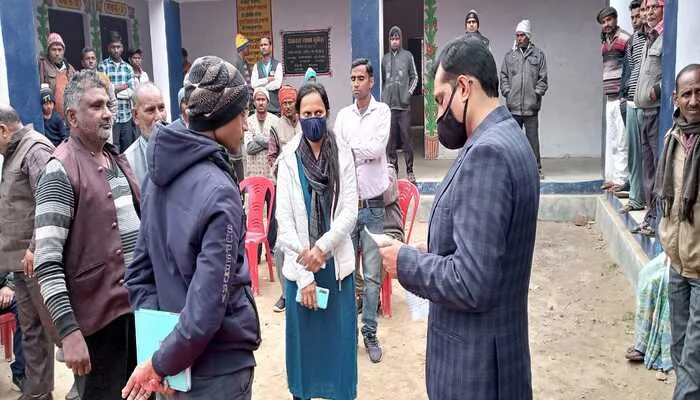 पूर्व प्रधान व ग्राम पंचायत अधिकारी ने की धांधली, विपणन अधिकारी ने की गांव की जांच