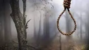 बरेली: पेड़ से लटका मिला शव, आत्महत्या का शक