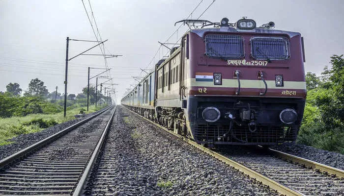 अयोध्या: संदिग्ध परिस्थितियों में रेलवे लाइन पर मिला युवक का शव, जांच शुरू