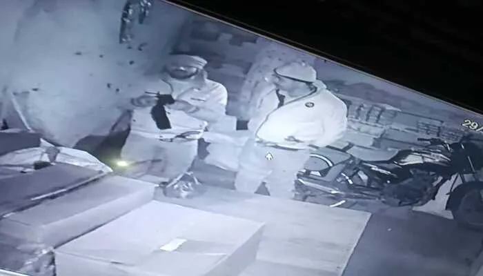 बहराइच: चोरों ने उड़ाई लाखों की संपत्ति, सीसीटीवी में कैद हुई वारदात
