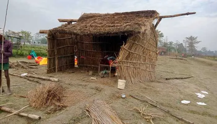 बहराइच: सड़क की जमीन पर घर बना रहे लोग, आदेश के बाद भी नहीं हटवाया जा रहा कब्जा