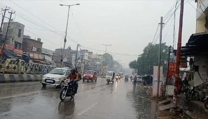 Weather Update:  बारिश और सर्द हवाओं ने बढ़ाई गलन, मौसम विभाग ने दी ये चेतावनी…