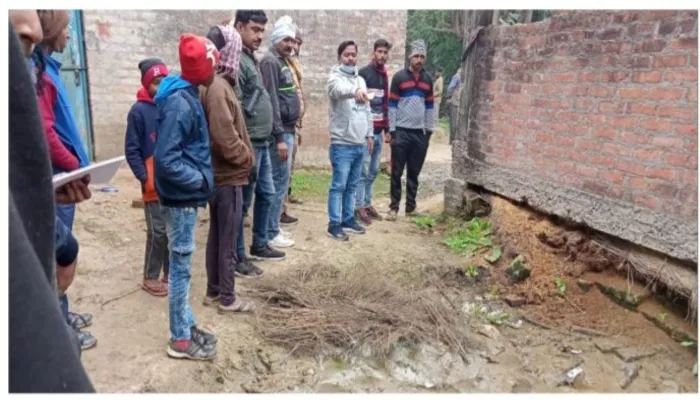 इस गांव के लोगों ने किया था चुनाव का बहिष्कार, राजस्व अधिकारियों ने ग्रामीणों को मतदान के लिए किया राजी