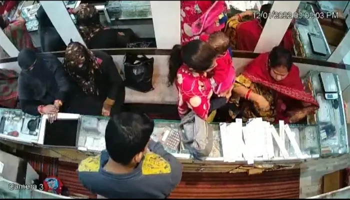 दिनदहाड़े महिलाओं ने दुकान से चुराए जेवर,  सीसीटीवी में कैद होने के बाद भी पुलिस सुस्त