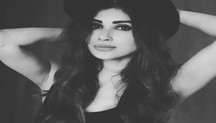 Mouni Roy Photos: सोशल मीडिया पर अपनी तस्वीरों से मौनी ने लगाई आग, फैंस हुए दीवाने, देखें…