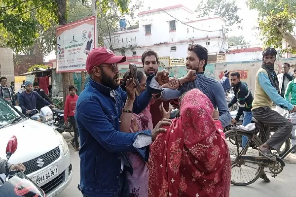 अमरोहा : साइड न देने पर महिलाओं ने बाइक सवार युवक को पीटा