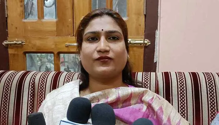 बहराइच: भाजपा सरकार बनाने के लिए दरगाह मन्नत मांगने पहुंची राज्यमंत्री सोनम