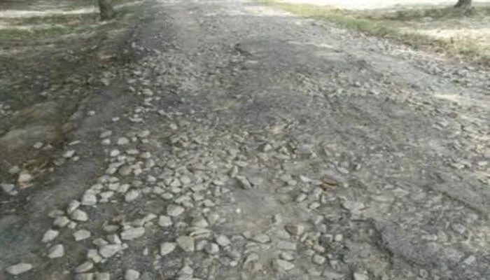 रायबरेली-डलमऊ मार्ग का निकला दम,  सड़क के नाम पर बचे बजरी और गड्ढे