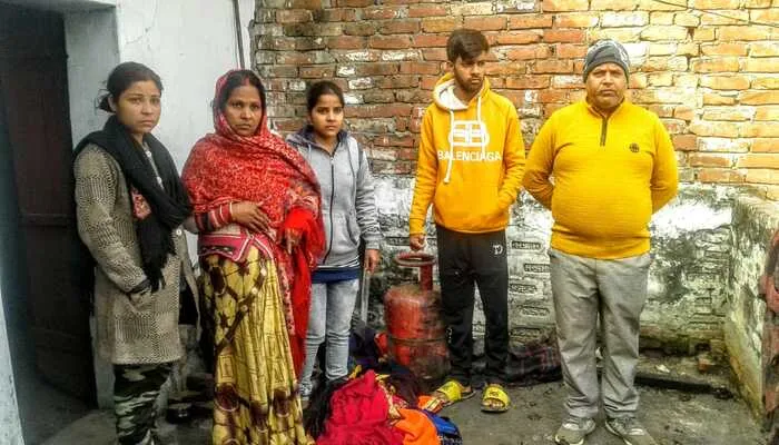 अयोध्या: गैस चूल्हे से लगी आग, लाखों का सामान राख में बदला