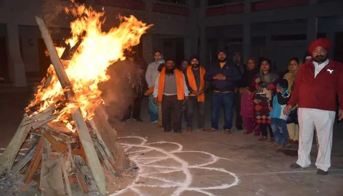 अयोध्या : सुंदर मुंदरीय होए तेरा कौन विचारा… शहर में दिखा लोहड़ी का उल्लास