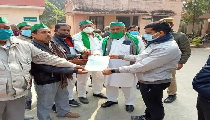 बहराइच: किसानों ने मनाया विश्वासघात दिवस, उप जिलाधिकारी को सौंपा ज्ञापन