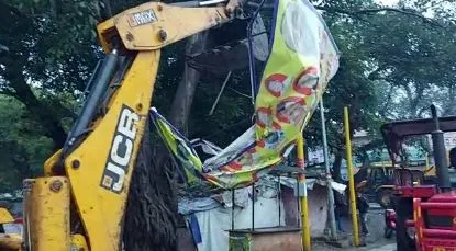 शाहजहांपुर: आचार सहिता लगते ही राजनीतिक दलों की होर्डिंग पर चली जेसीबी