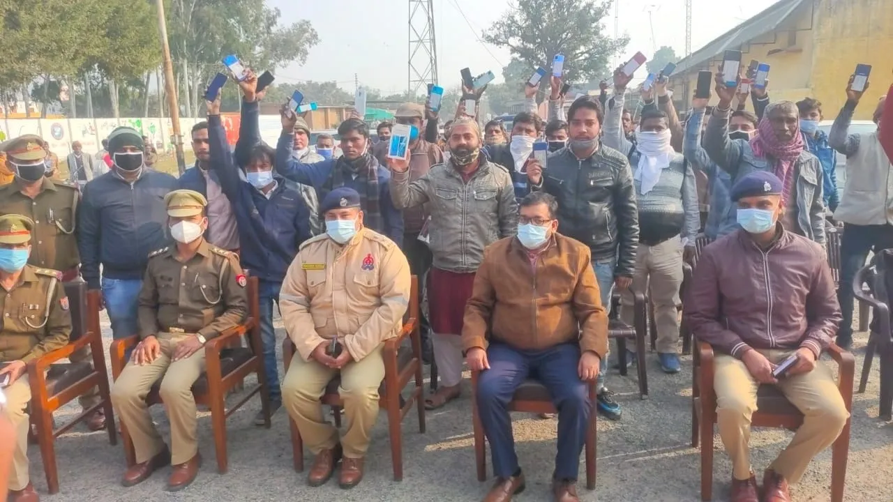 संभल पुलिस ने 56 लोगों को दिया न्यू ईयर गिफ्ट, लौटाए चोरी और गुम हुए फोन