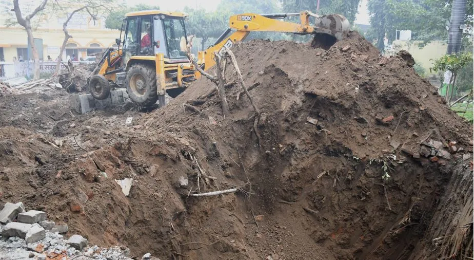 बरेली: फुट ओवरब्रिज के लिए खोद डाली सड़क, मरीज परेशान