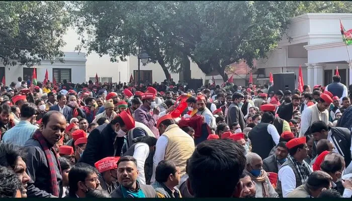अखिलेश-मौर्य की वर्चुअल रैली में कोरोना नियम ताक पर, डीएम ने दिए जांच के आदेश