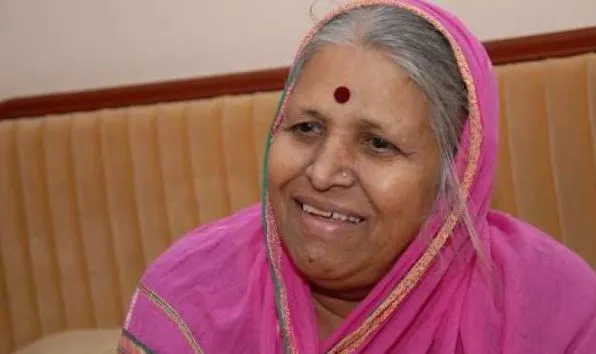 पति ने लात मारकर घर से किया था बाहर, फिर भी नहीं तोड़ा हौसला, 1400 बच्चों को गोद लेकर दिया नया जीवनदान