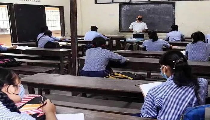 बढ़ते कोरोना के बीच आज से खुले इंटरमीडिएट स्कूल, दो पाली में चलाई जा सकती हैं क्लास