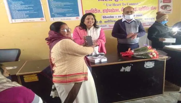 बहराइच: विधायक ने आशाओं को वितरित किया स्मार्टफोन