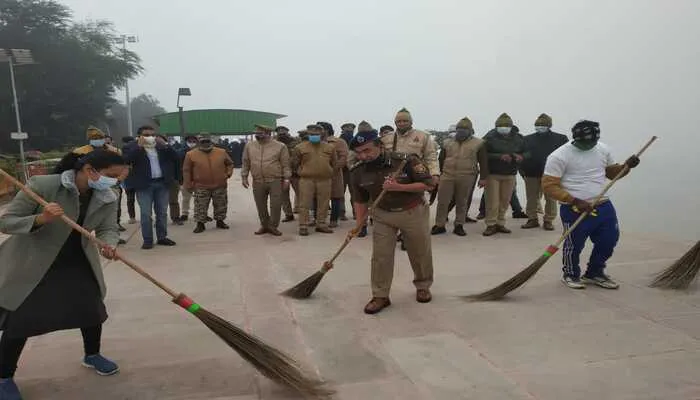 अयोध्या: सर्द हवाओं के बीच सरयू घाट पर चला स्वच्छता अभियान, जानें