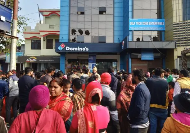 बरेली: गरीबों का पैसा लेकर फरार हुई कंपनी, महिलाओं समेत सैकड़ाें लोगों ने जमकर किया हंगामा