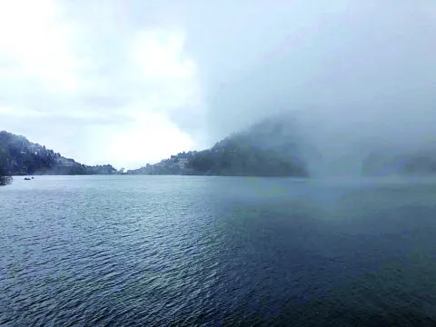 नैनीताल, मुक्तेश्वर और रामगढ़ में ऊंची चोटियों पर हिमपात, मैदान में हुई बारिश