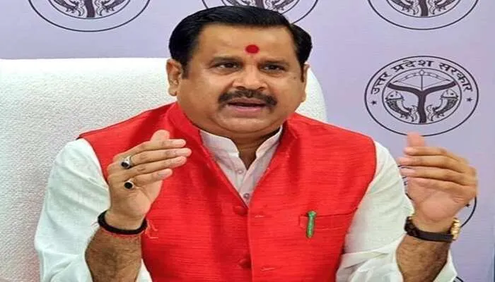 अयोध्या में बंदर ने उतारा सपा का झंडा, बीजेपी नेताओं ने जमकर ली अखिलेश पर चुटकी