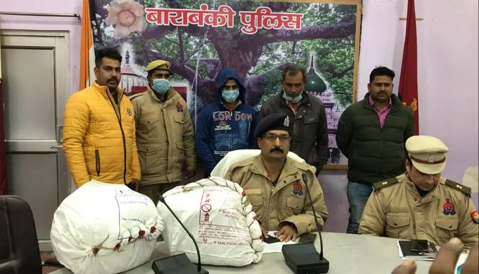 बाराबंकी: 20 किलो गांजे के साथ दो गिरफ्तार, इन जिलों में करते थे नशीले सामान की तस्करी