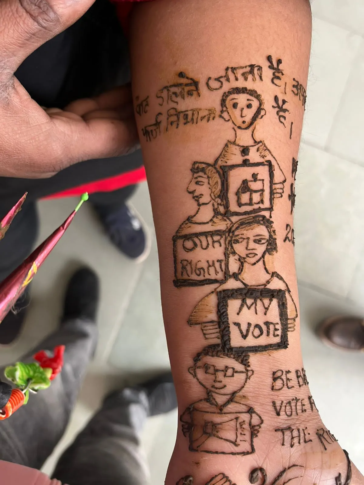 बरेली: हाथों पर रचाई मतदान जागरुकता की मेहंदी