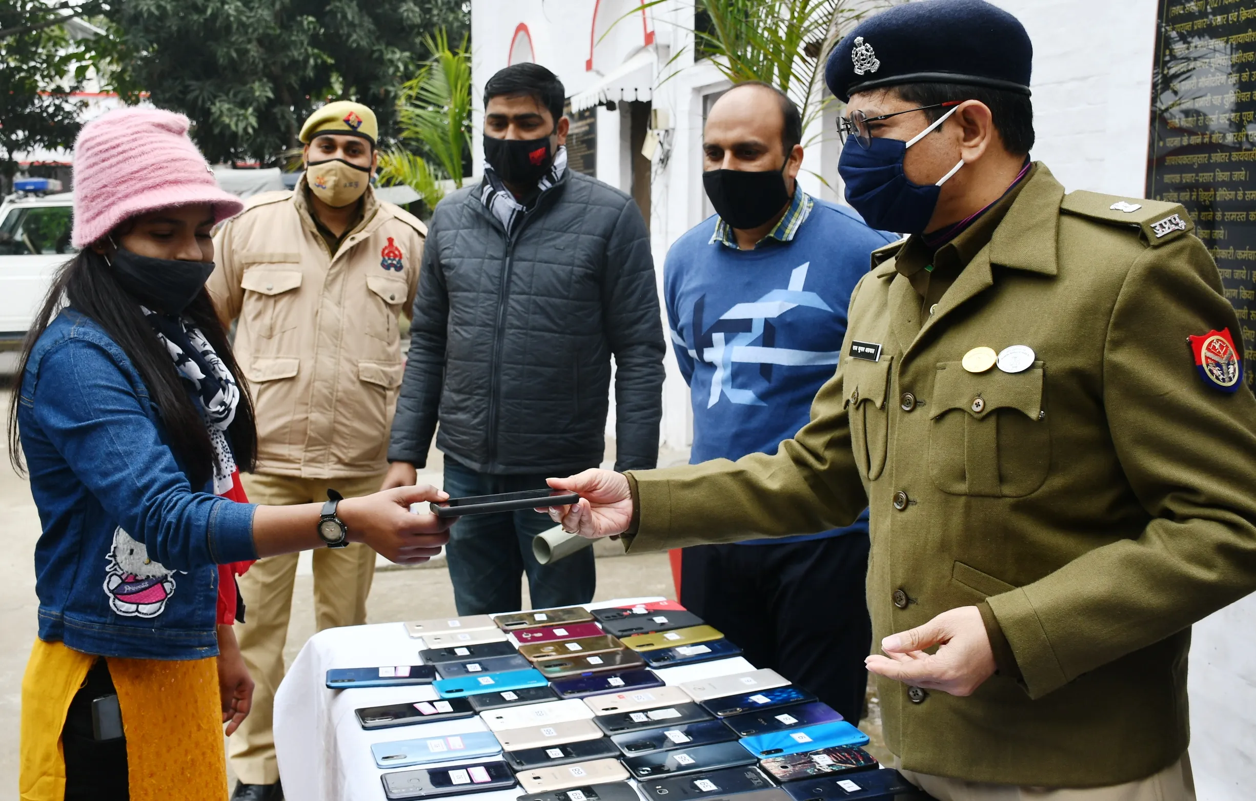 बरेली: खोए मोबाइल पाकर आई 100 लोगों के चेहरे पर मुस्कान