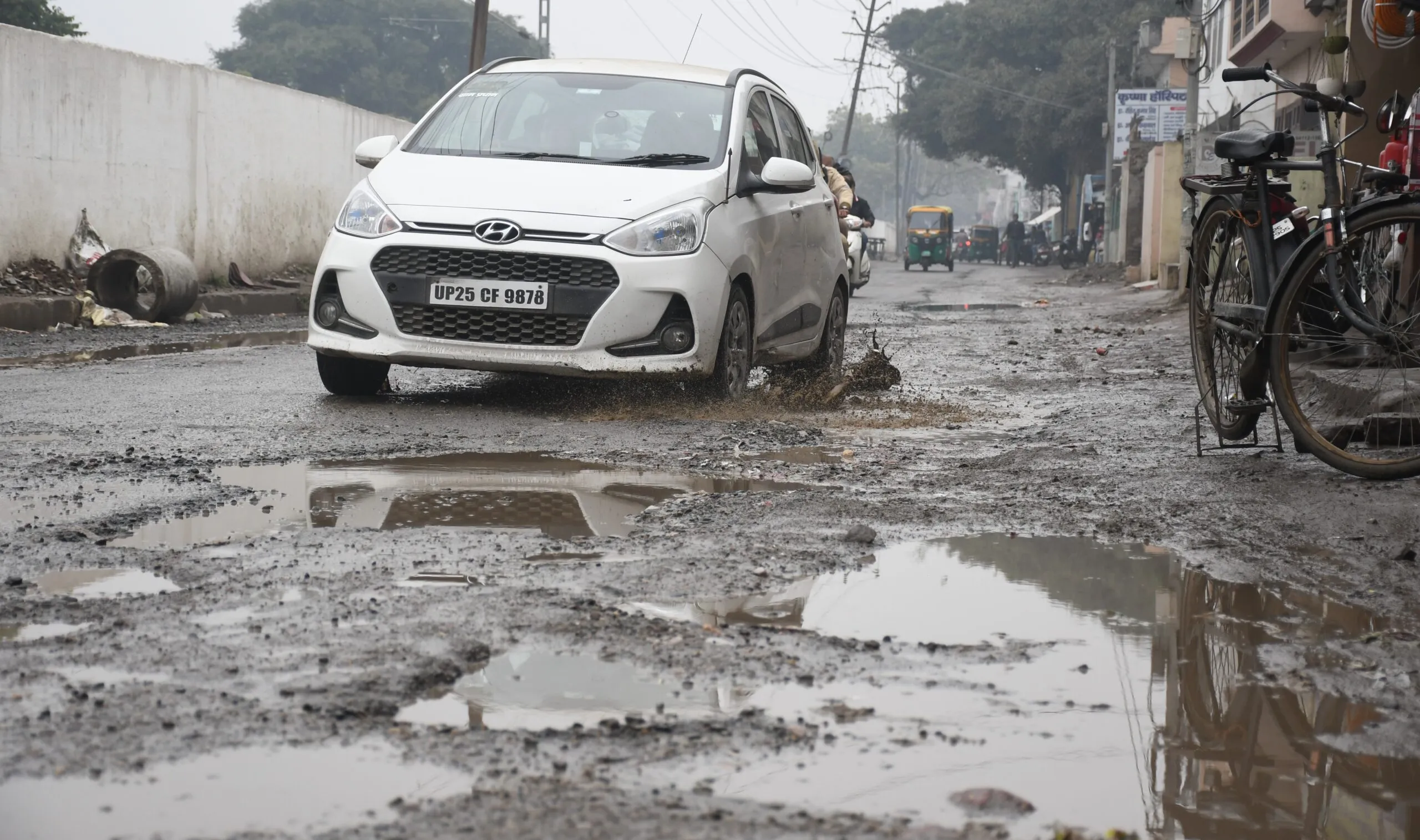 बरेली: बारिश ने खोल दिए लापरवाही में भरे गए सड़कों के गड्ढे