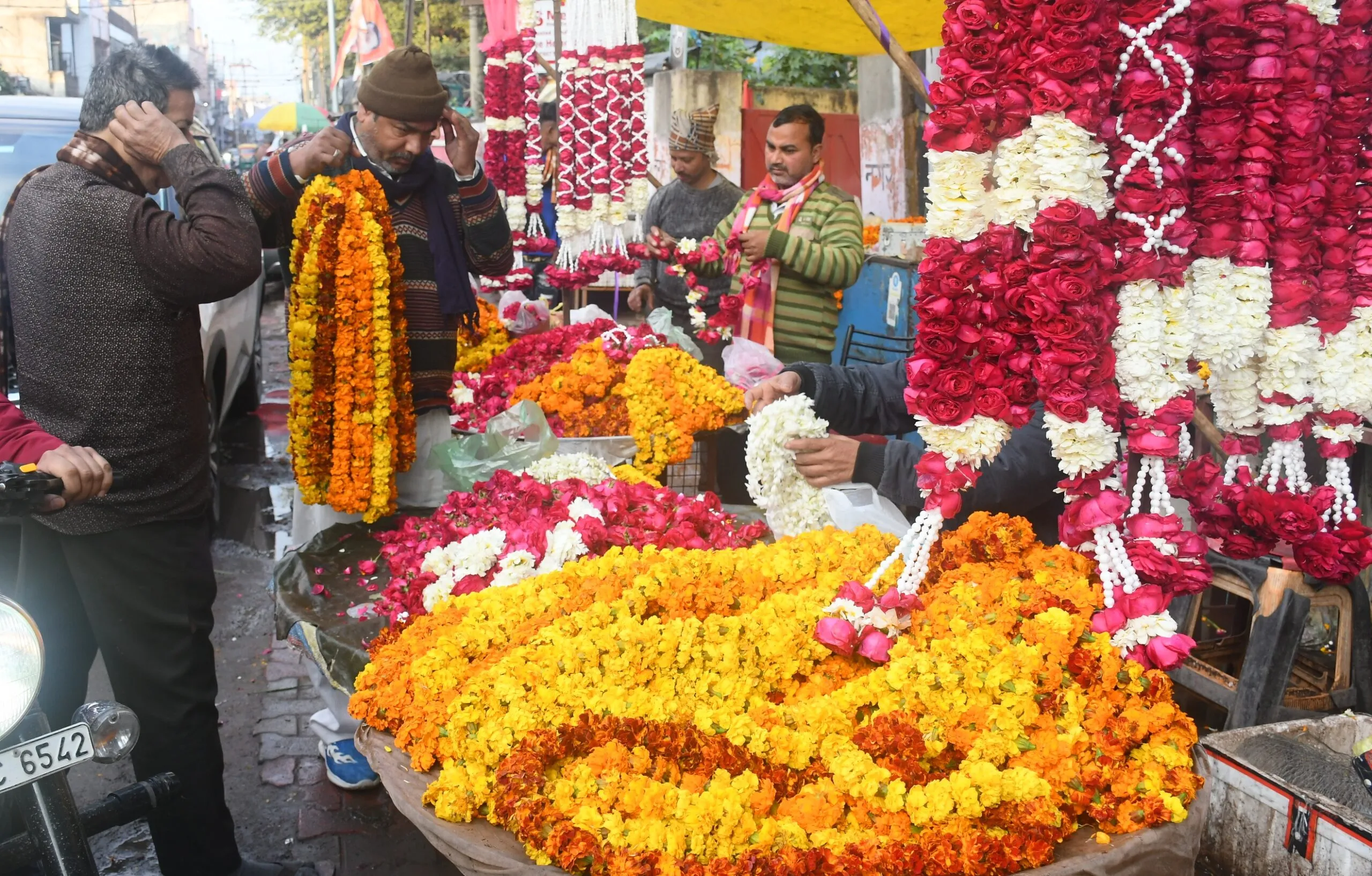 बरेली: चुनावी मौसम से महका फूलों का व्यापार