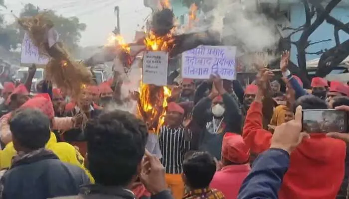 कुशीनगर: स्वामी प्रसाद मौर्य के खिलाफ दिखी नाराजगी, सपाइयों ने जलाया पुतला