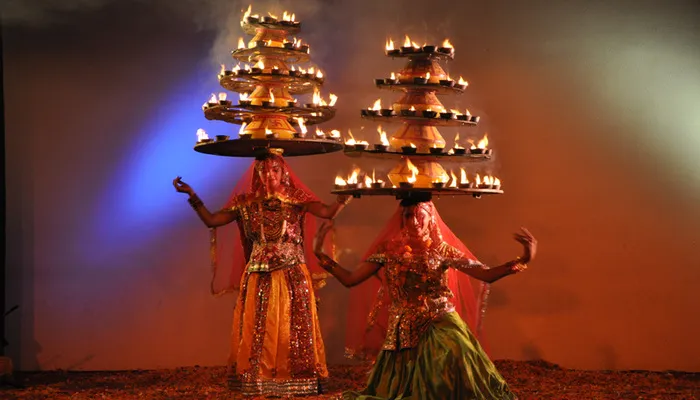 मथुरा: बरसाने की होली में रंगे चरकुला के दीप