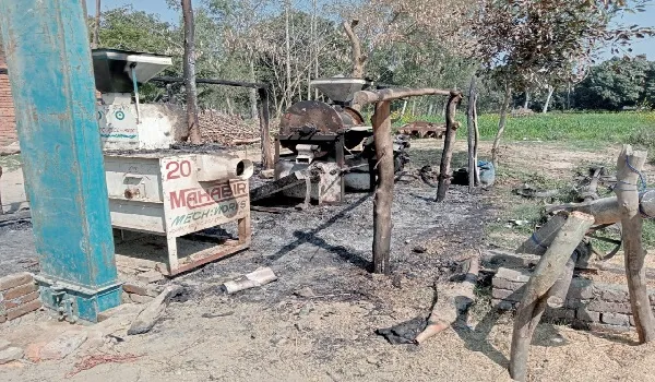 अमरोहा : अचानक झोपड़ी में लगी आग हजारों का नुकसान, किसान ने लगाई न्याय की गुहार