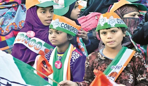 मुरादाबाद : मुस्कराईं, हाथ हिलाया फिर आगे बढ़ता गया कारवां