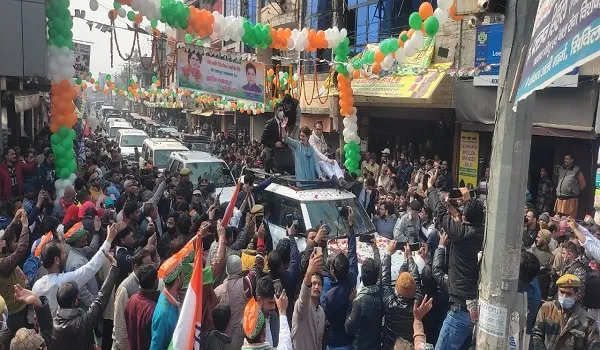 रामपुर : प्रियंका गांधी का रोड शो, काफिले पर बरसे फूल