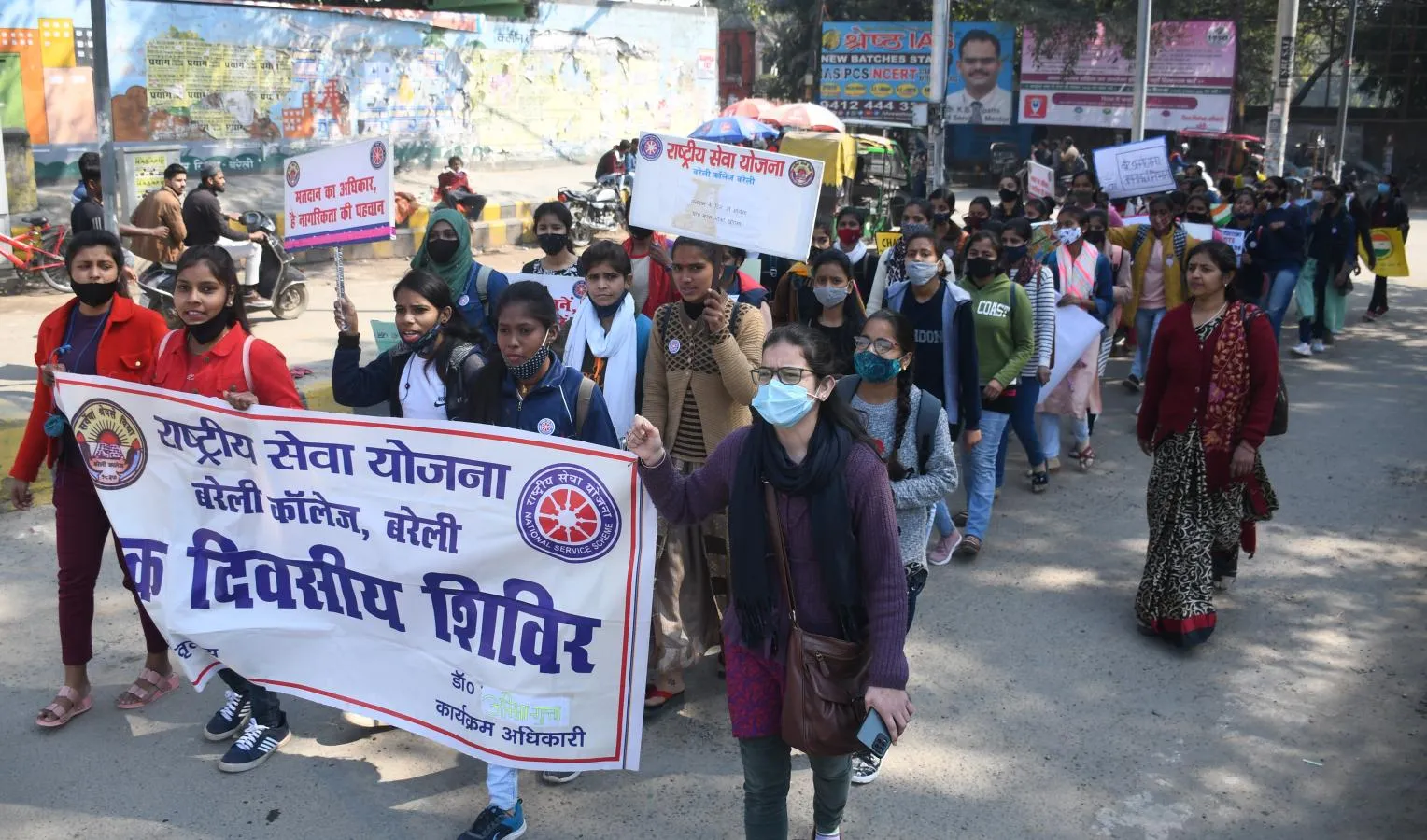 बरेली: नोटा अभियान के तहत लोगों को किया जागरूक