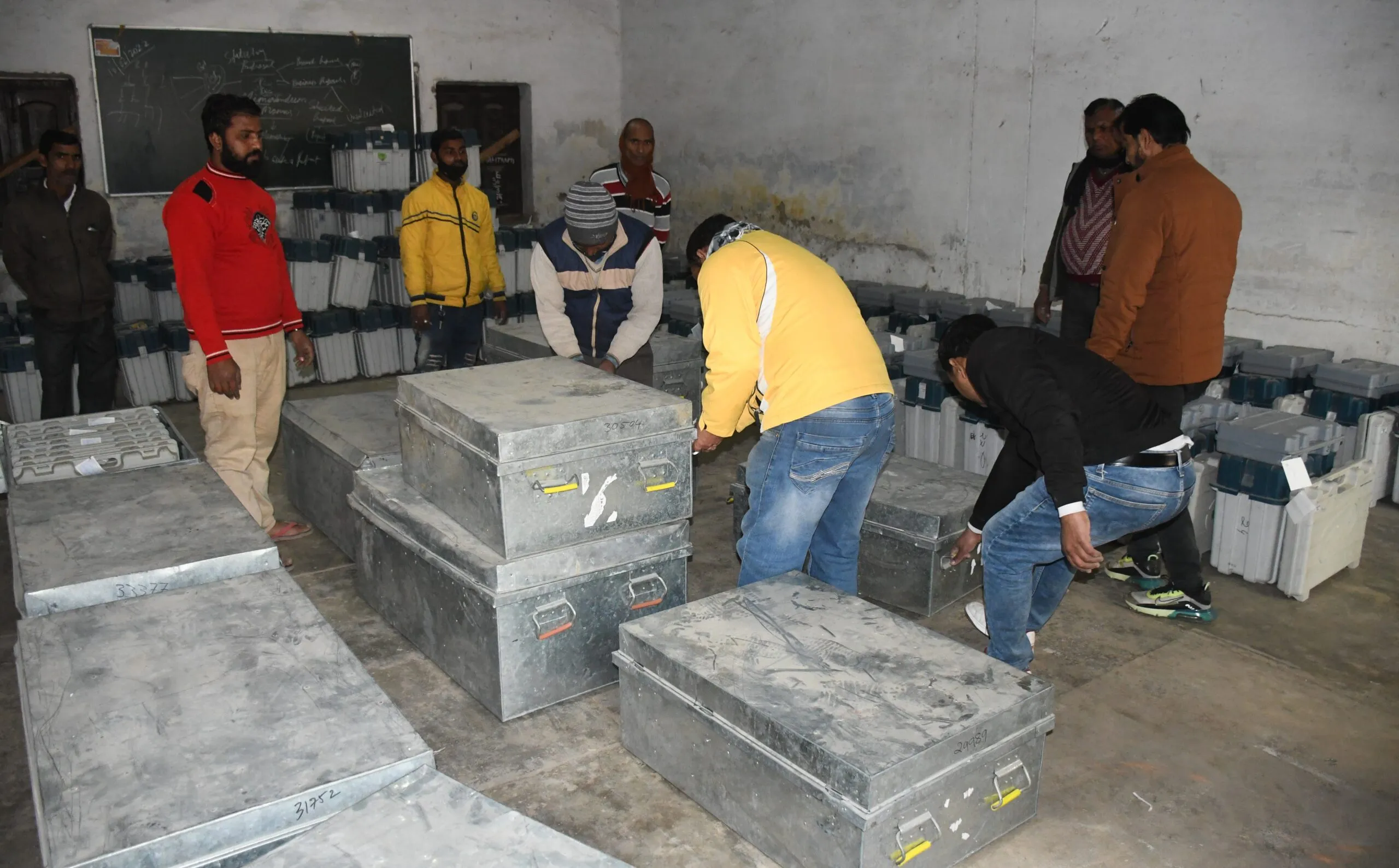 बरेली: बरेली कॉलेज से पहुंचीं ईवीएम, व्यवस्थाओं में जुटे अफसर