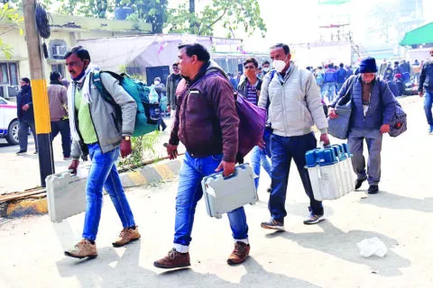 रुद्रपुर: पोलिंग पार्टियों को लेने आया नगरपालिका कर्मी हुआ बेहोश, मदद को दौड़े लोग